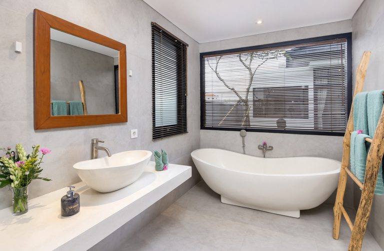 Sakayana Bathroom with Bathtub